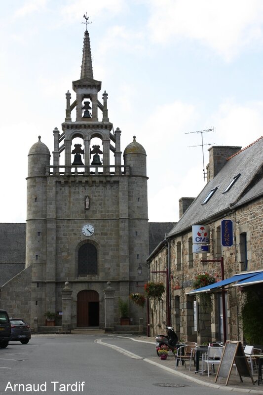 001163 Bretagne - L'Eglise de Pleubian avec ses trois cloches blog