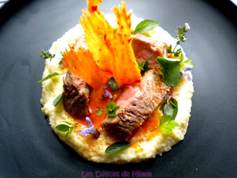 Steak de canard à la gelée de piment, polenta crémeuse au parmesan et tuiles au piment 4
