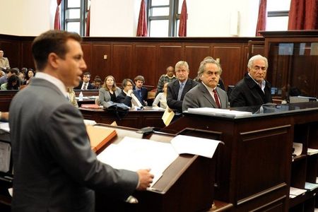 112670_dominique_strauss_kahn_d_et_son_avocat_benjamin_brafman_ecoutant_le_procureur_john_mcconnell_le_16_mai_2011_au_tribunal_a_new_york