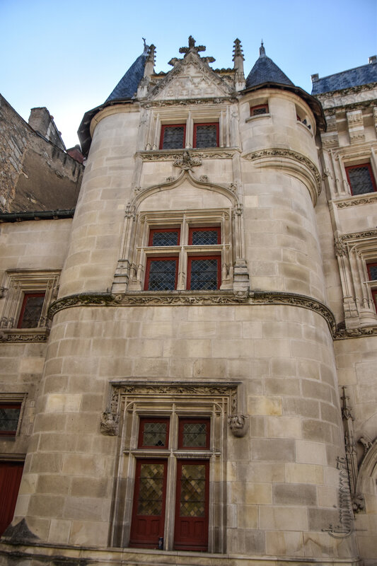 Poitiers, Hôtel Fumée et les Légendes Poitou - Mélusine, licorne et le dragon (5)