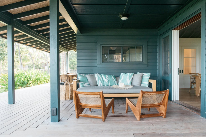 roberto-sosa-beach-house-sitting-area-porch-1466x978