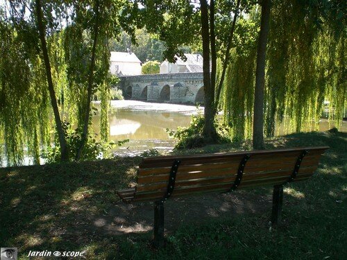 Banc des Poétes devant le Loir à LAVARDIN (41)