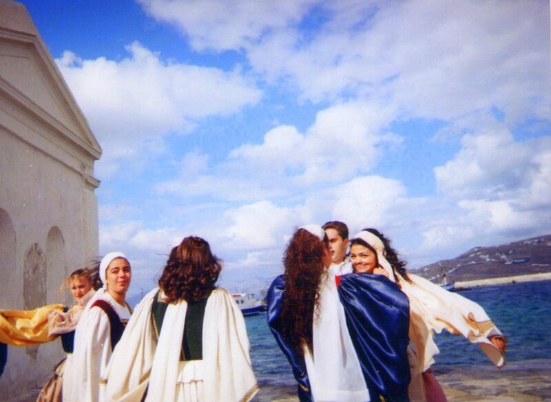 photo groupe de jeunes filles costumées dans le vent (effet saturation - 1)