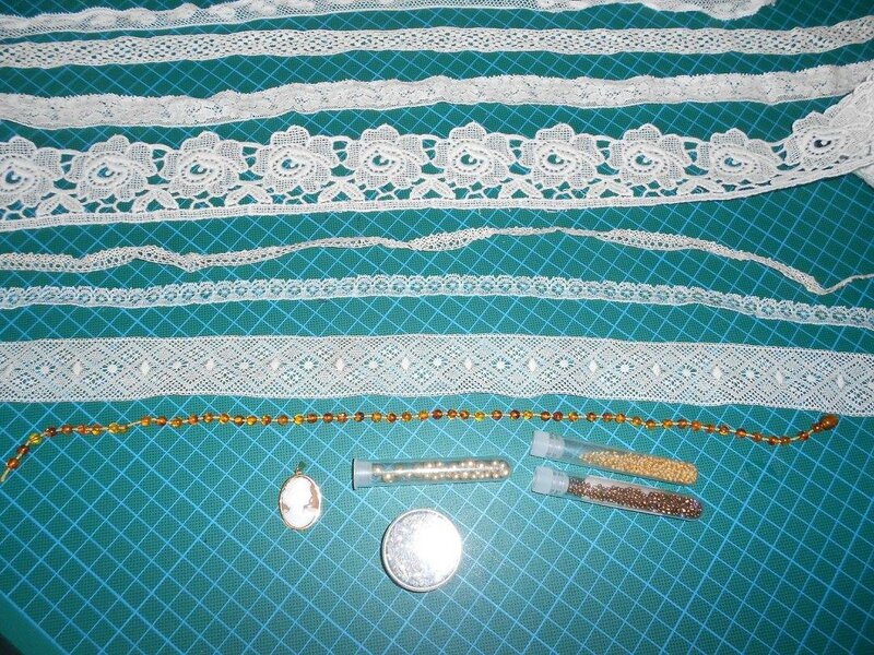 dentelle, pendentif camée, et perles projet steampunk
