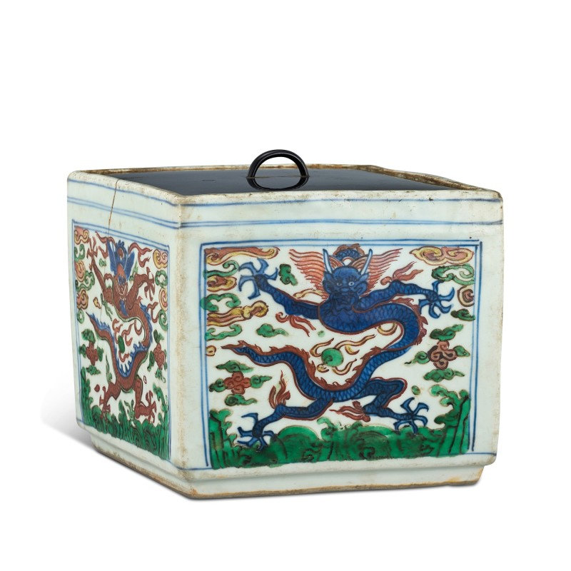 A wucai 'dragon' square box, Mark and period of Wanli (1573-1619)