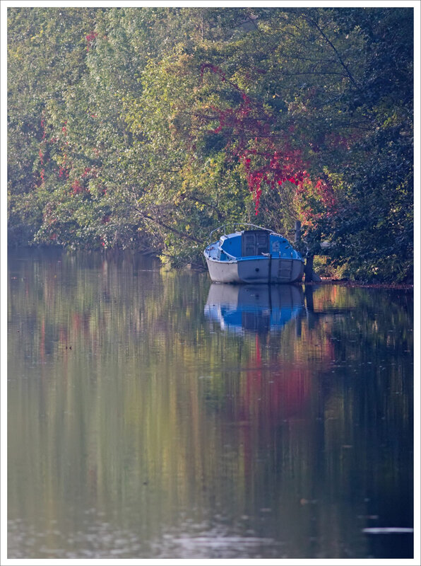 ville paysage rivère bateau bleu matin 201008