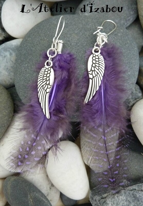 P1140985 Boucles d'oreilles dormeuses plume violette et plume métal argenté