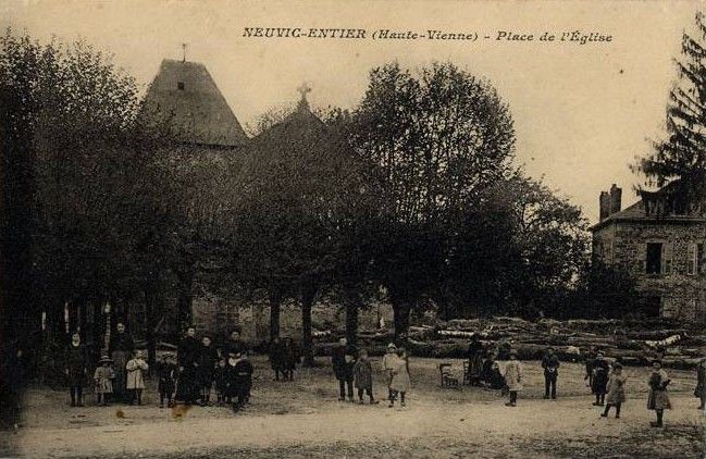 Place de l'église de neuvic entier