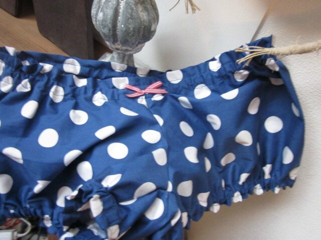 Culotte BIANCA en coton bleu à très gros pois blancs - noeud de vichy rouge (3)