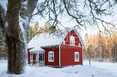 1--2289889-rot-gestrichenes-schwedenhaus-in-winterlandschaft-in-sm-aring-land-schweden