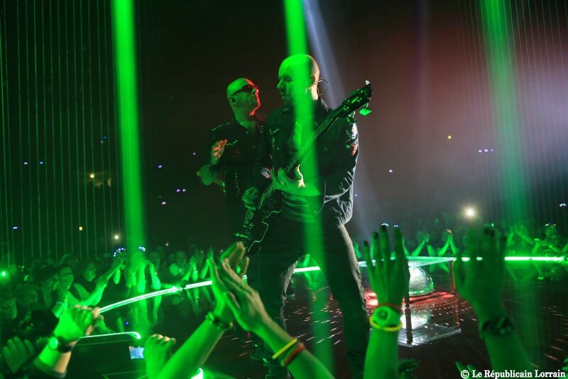 pascal-obispo-a-enflamme-le-galaxie-d-amneville-hier-soir-pour-le-plus-grand-plaisir-de-ses-fans-venus-en-nombre-photo-gilles-wirtz (2)