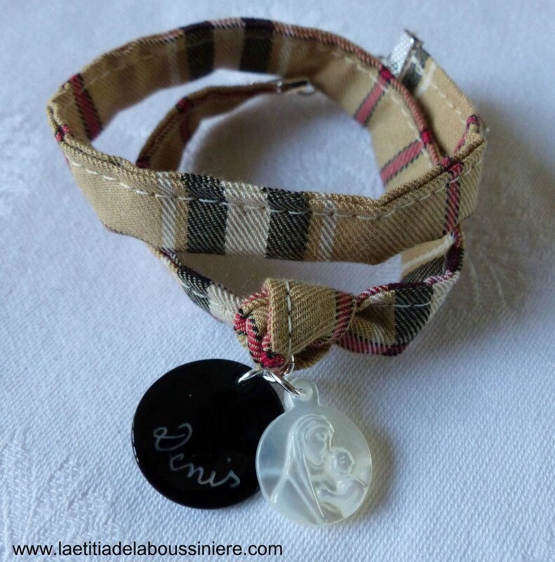 Bracelet sur ruban double tour (Burberry véritable) médaille en nacre gravée et médaille de Vierge à l'Enfant