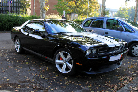 Dodge_challenger_SRT8_coup___Retrorencard_octobre_2010__01