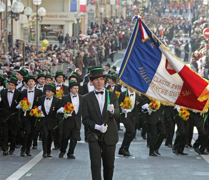 tradition-oblige-ce-seront-les-20-ans-et-leurs-rubans-verts-au-vent-qui-ouvriront-la-marche-des-d