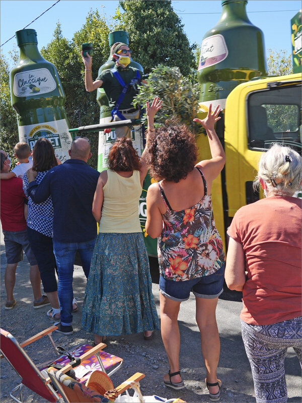 Tour de France 79 15 090920 ym caravane huile spectateurs