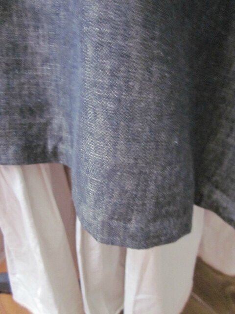 Robe EUPHRASIE en lin noir à trame beige - découpes carrées au bas, 2 poches dans les coutures de côté (7)