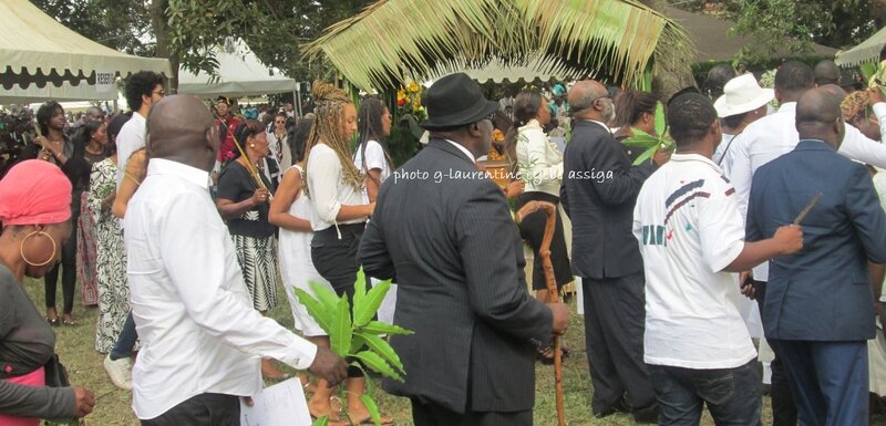 10_toute_la_famille_danse_autour_du_cercueil