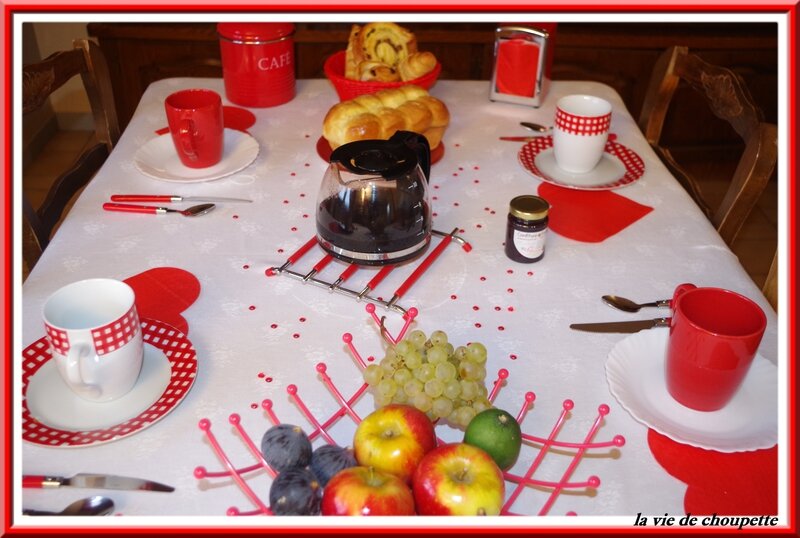 table petit déj rouge et blanche-3
