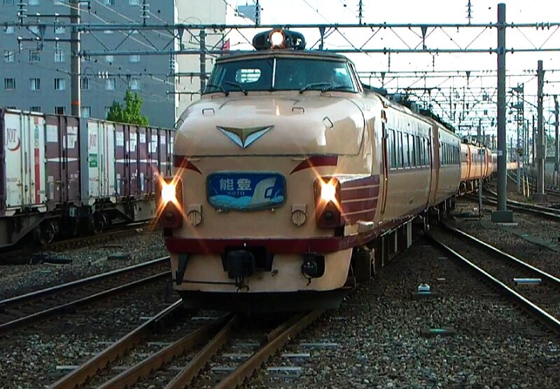'Noto' JR 489系 arrivant à Kanazawa.