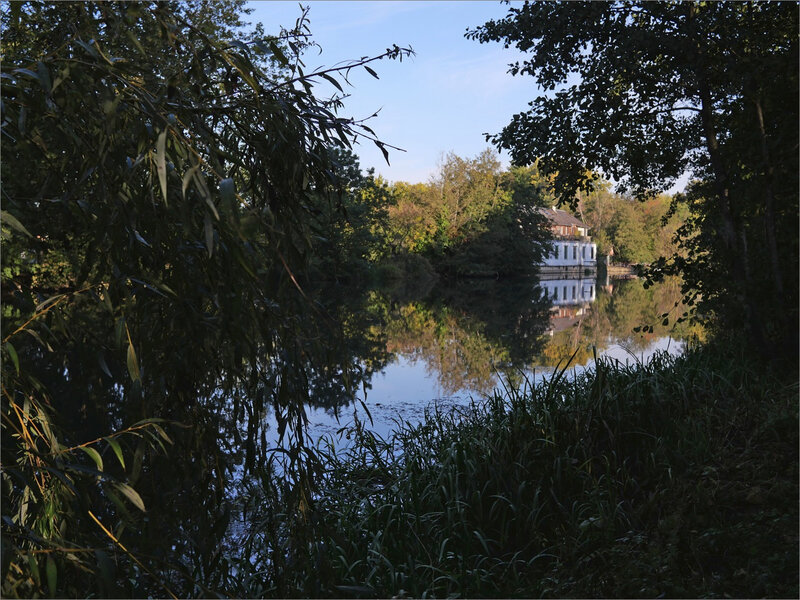 Roussille maison bord rivière lumière matin 161020