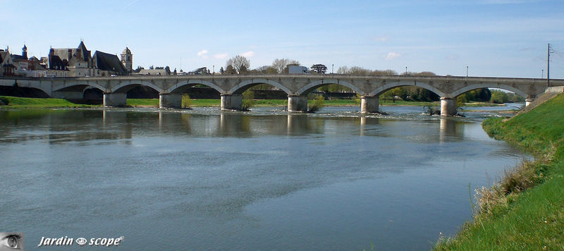 Le pont sur la Loire à Amboise à proximité du Château