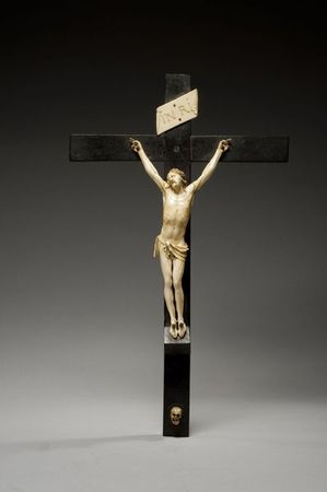 crucifix_en_bois_noirci_avec_christ_titulus_et_crane_en_ivoire_1305883094779382