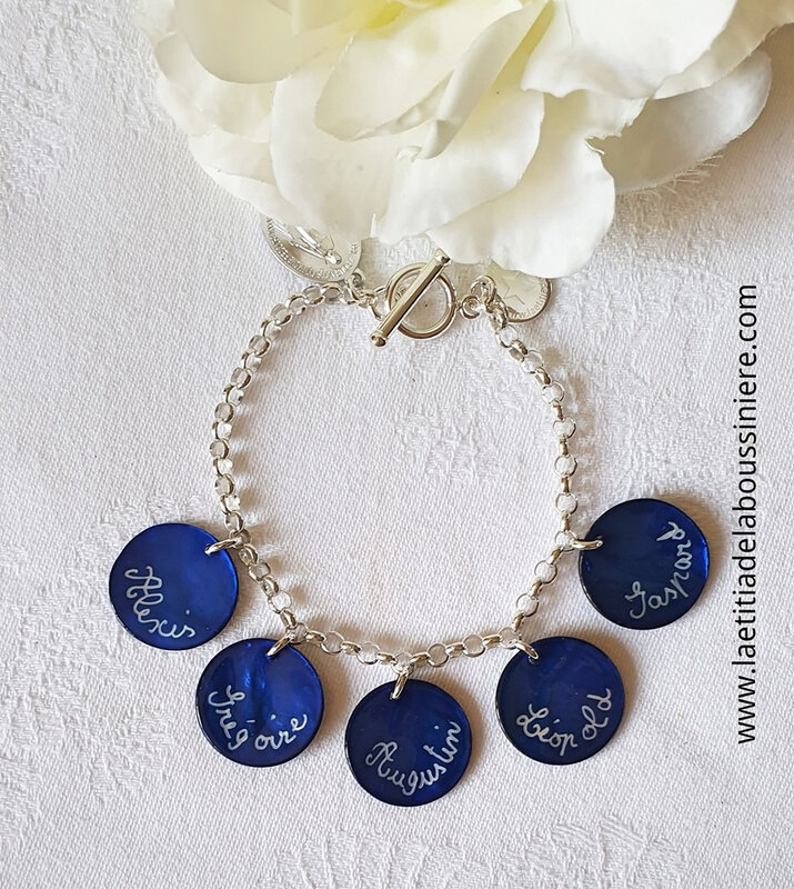 Bracelet personnalisé sur chaîne argent massif maille classique avec 5 médailles en nacre gravées - 76 €