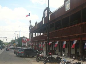 800px-Motorcyclists_in_Bandera,_TX_Picture_095