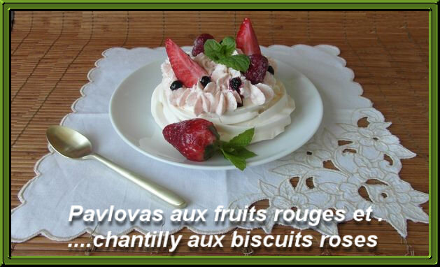 Pavlovas_aux_fruits_rouges_et_chantilly_aux_biscuits_roses