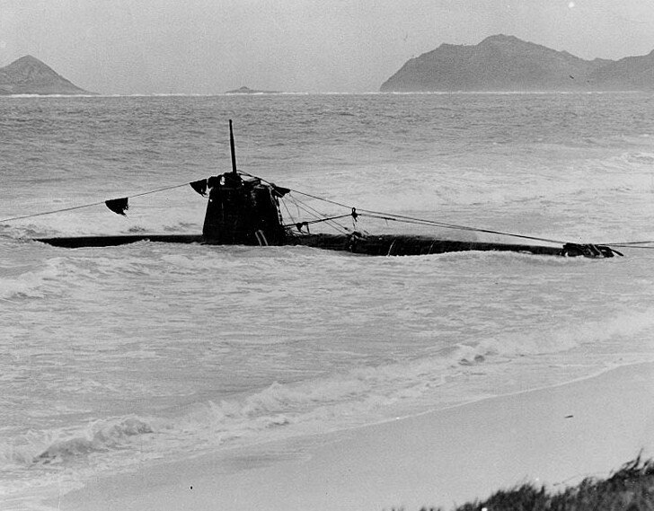 HA-19_Japanese_midget_submarine_grounded_on_an_Oahu_Beach,_December_1941