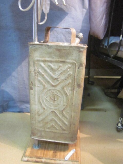 Détournement d'objet - Ancien bidon monté en pied de lampe sur socle de bois - abat-jour gris (3)