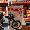 Ancien Bidon Publicitaire Huile BP Super 2T 1L / Collection <b>Garage</b> Moto