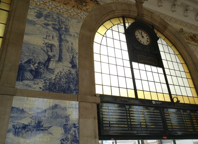 Gare de Sao Bento : la salle des pas perdus avec ses magnifiques azulejos