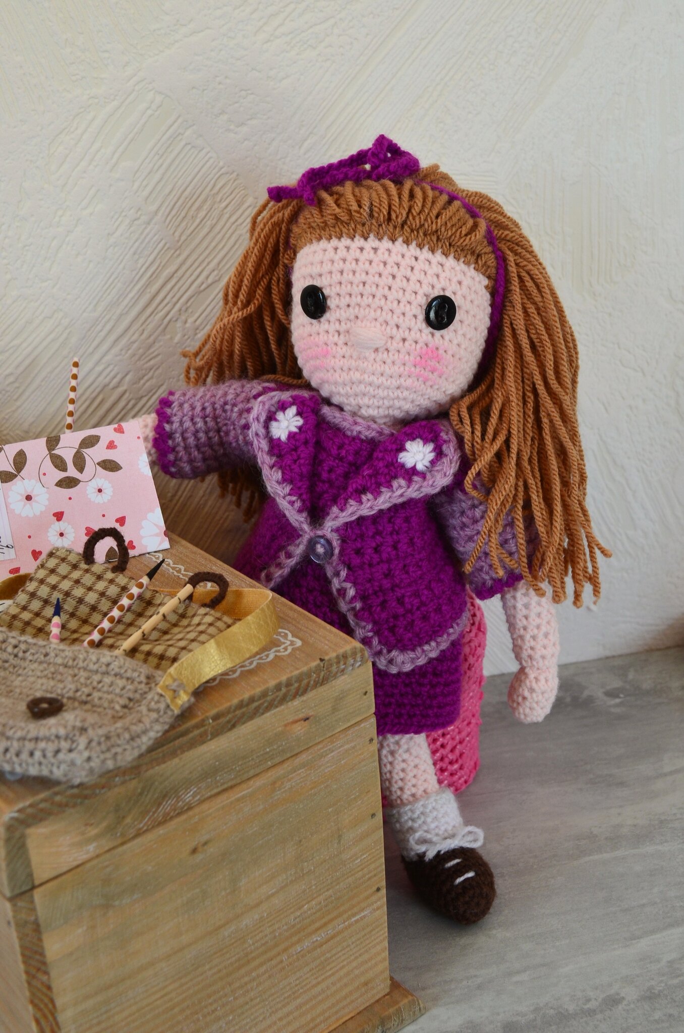 Angie poupée au crochet fait ses devoirs