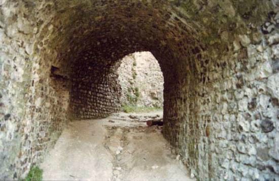 Un long passage vouté emmène vers le coeur de la forteresse