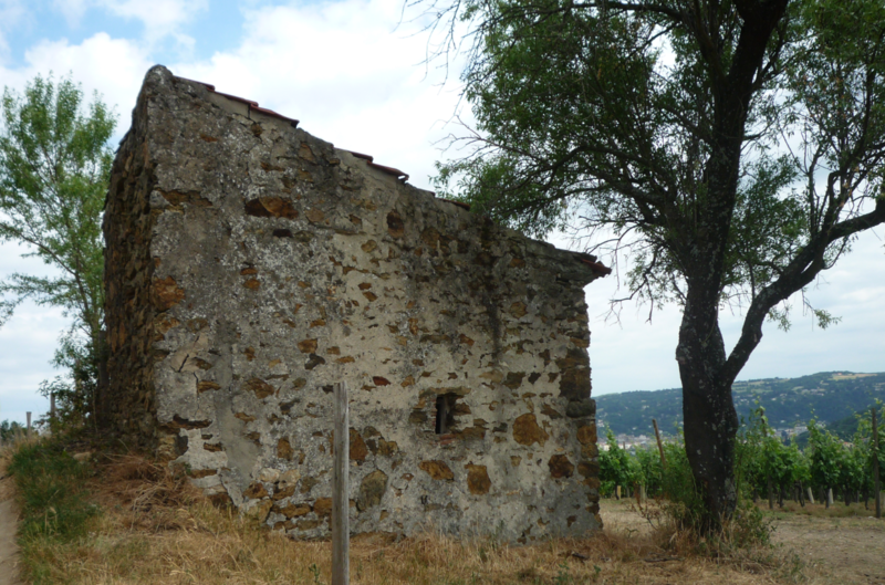 SUR LES HAUTEURS DE SEYSSUEL - UNE VIELLE BATISSE