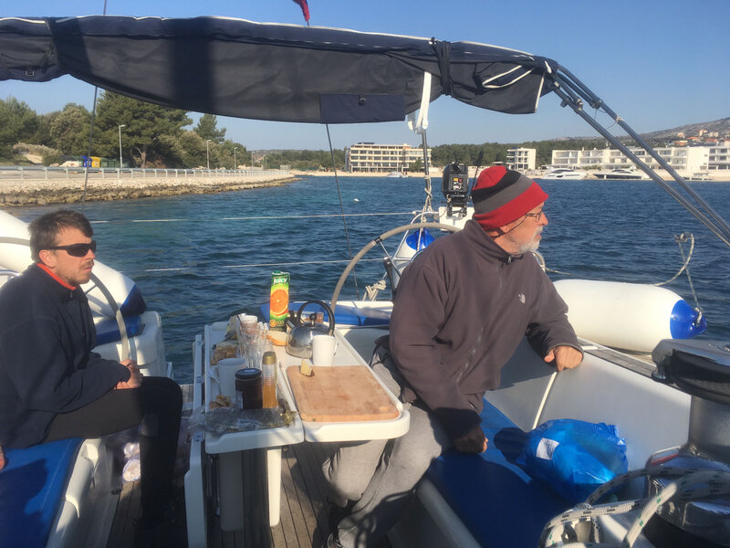 Petit déjeuner au mouillage dans la baie est de Rogoznica, jeudi 19 mars 2020