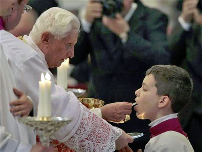 Benoît-XVI-Communion-sur-la-langue