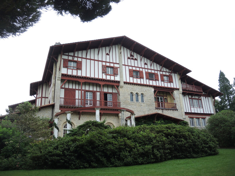 Cambo-les-Bains, Villa Arnaga, jardin à l'anglaise, vue sur la villa (64)
