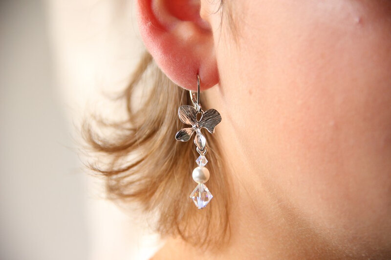 boucles-d-oreilles-mariage-orchidees-et-perles-en-cristal-3