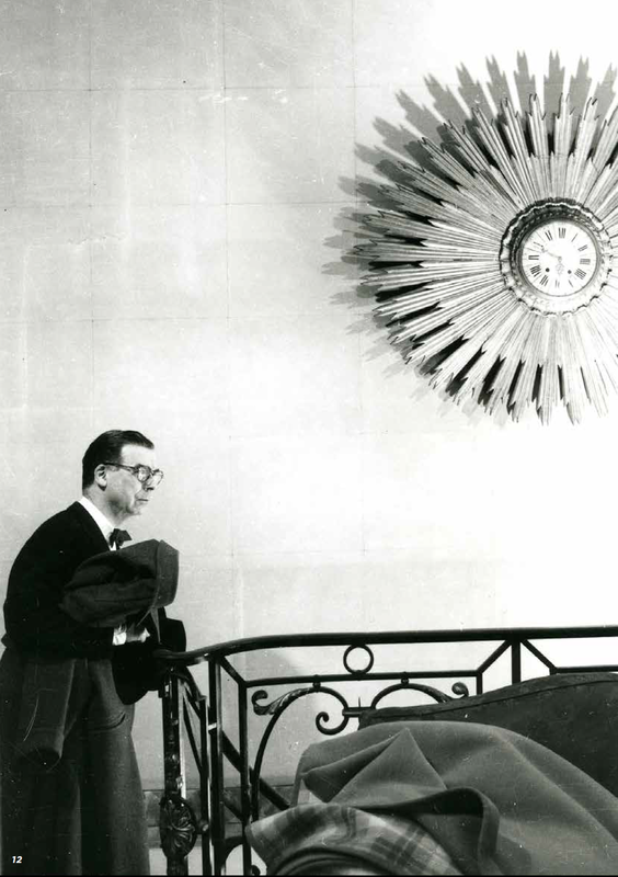 Cristóbal Balenciaga dans sa maison de couture à Paris, 1959