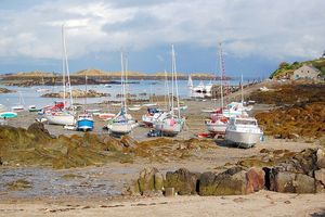 800px-Chausey_flotille_de_voiliers_a_maree_bassemaree_basse