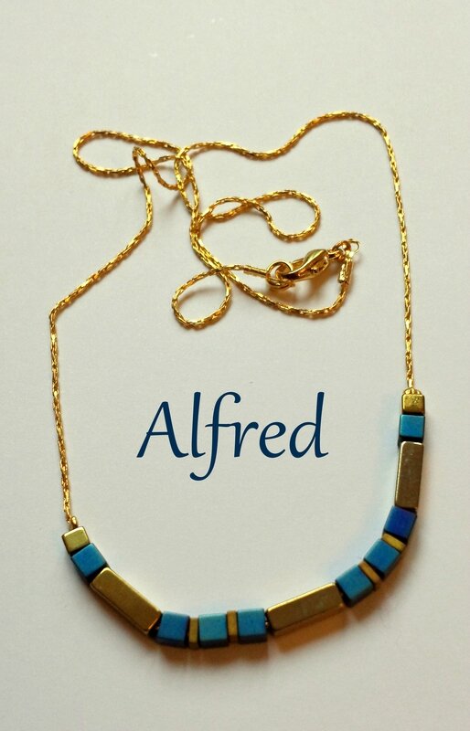 collier Alfred doré bleu pétrole 15€