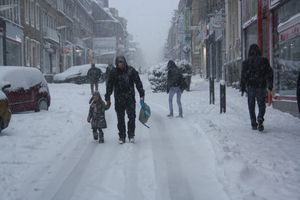 Avranches rue de la Constitution piéton neige 12 mars 2013