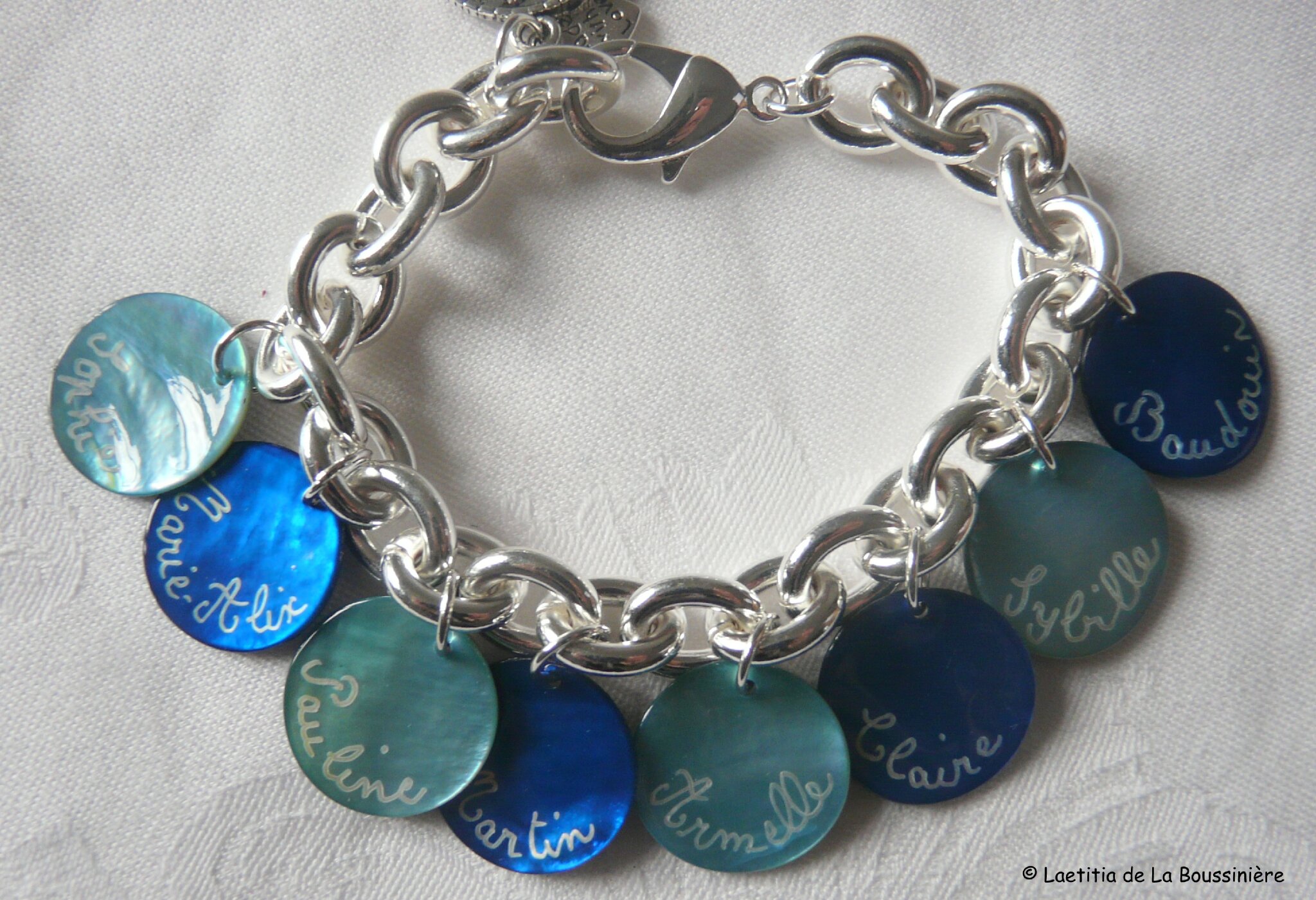 Bracelet personnalisé sur chaîne plaqué argent ovale, médailles bleu nuit et turquoise clair
