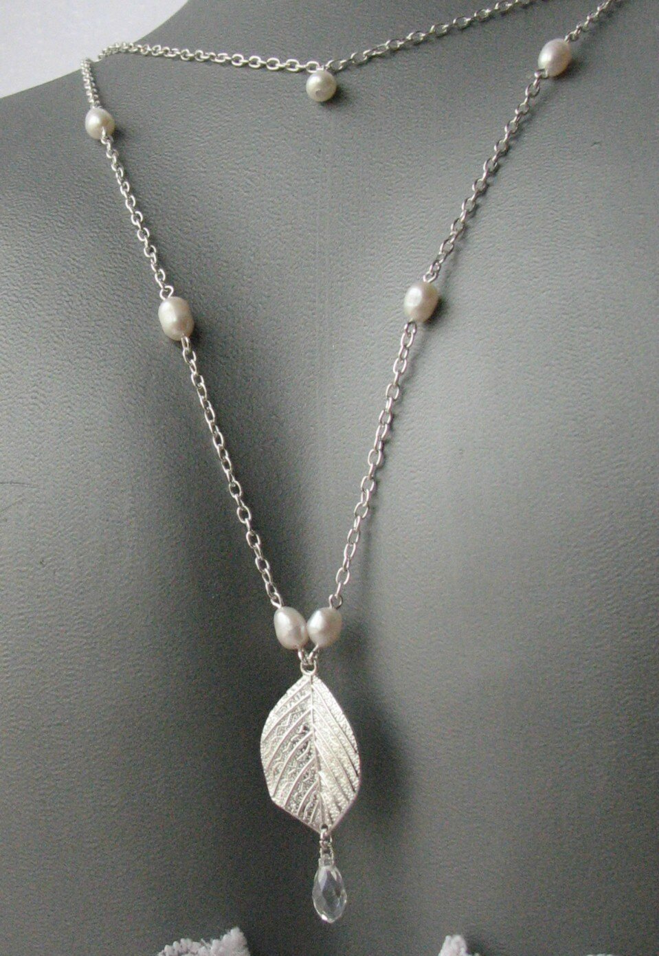 collier bijou de dos feuille et perle d'eau douce