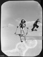 1947-02_03-Fox_publicity-sitting02-bikini_bicolor-ski-015-1getty