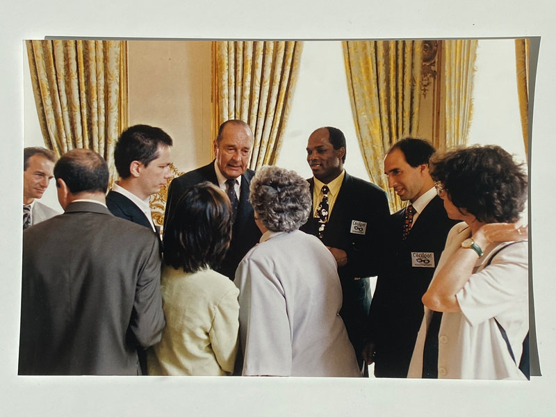 Julien est l’invité du président de la République Jacques Chirac lors de la Garden Party du 14 juillet 2001.