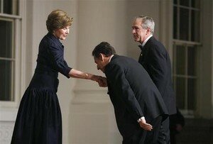 Nicolas_Sarkozy_re_u_avec_les_honneurs_par_le_couple_Bush___la_Maison_Blanche