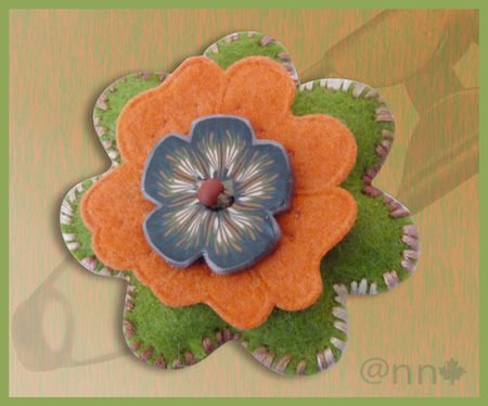 Broche_feutrine_fleurs_vert_orange_et_fleur_fimo_marron_vert